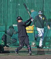 　打撃練習する大山（撮影・金田祐二）