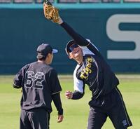 　植田（左）と守備練習をする森下（撮影・立川洋一郎）