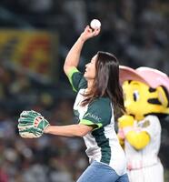　始球式を務める長田いろは（撮影・北村雅宏）