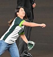 　始球式を務めるラグビー女子日本代表の長田いろは（撮影・西田忠信）