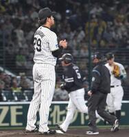 　２回、山川（奥）にソロを浴びた高橋（撮影・北村雅宏）