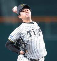 　ソフトバンク打線を相手に力投する高橋（撮影・西岡正）