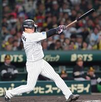 　２回、左前打を放つ大山（撮影・北村雅宏）