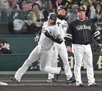 　２回、左前打を放ち一塁へ向かう大山（撮影・飯室逸平）