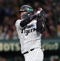 　２回、安打を放つ大山（撮影・田中太一）