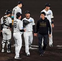 　５回、高橋は周東の打球が体に当たりベンチに戻る（撮影・山口登）