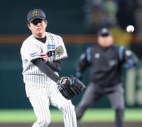 　５回、周東の打球が腕に当たった高橋（撮影・西岡正）