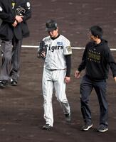 　５回、高橋は周東の打球が体に当たりベンチに戻る（撮影・山口登）