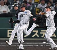 　５回、周東に内野安打を許す高橋（撮影・飯室逸平）