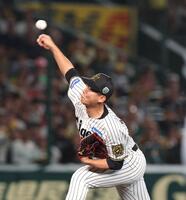 　５回途中から登板する畠（撮影・北村雅宏）