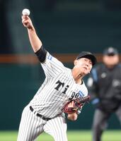 　５回途中に登板し力投する畠（撮影・西岡正）