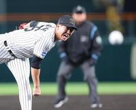 　５回途中に登板し力投する畠（撮影・西岡正）