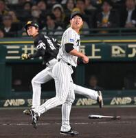 　５回、柳町に犠飛を許す畠（撮影・飯室逸平）