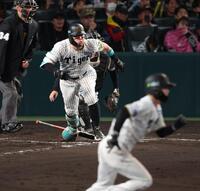 　８回、中前適時打を放つ佐藤輝（撮影・金田祐二）