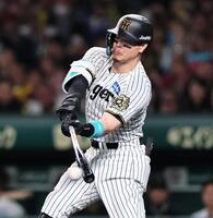 　８回、適時打を放つ佐藤輝（撮影・田中太一）