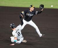 　８回、佐藤輝は大山の二ゴロでアウトになる（撮影・山口登）