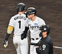 　８回、打席に入る佐藤輝。左は三振に倒れた森下（撮影・西田忠信）