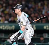 　８回、適時打を放つ佐藤輝（撮影・田中太一）