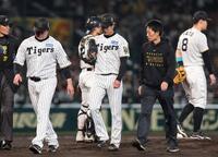 　５回、周東の打球を体に受けて負傷した高橋（中央）はマウンドを降りてベンチに向かう（撮影・北村雅宏）