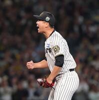 　５回、栗原を空振り三振に斬り、拳を握る畠（撮影・北村雅宏）