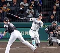 　８回、中前へ適時打を放つ佐藤輝（撮影・立川洋一郎）