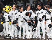 　ソフトバンクに連敗し、足早に引き揚げる藤川監督（撮影・北村雅宏）