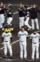 　ソフトバンクに王手をかけられ、藤川監督ら阪神ナインはベンチ前に整列する（撮影・山口登）
