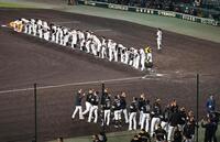 　ソフトバンクに敗れ、スタンドに一礼する阪神ナイン（撮影・西田忠信）