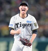 　５回、ピンチをしのぎ、雄たけびを上げる畠（撮影・西岡正）