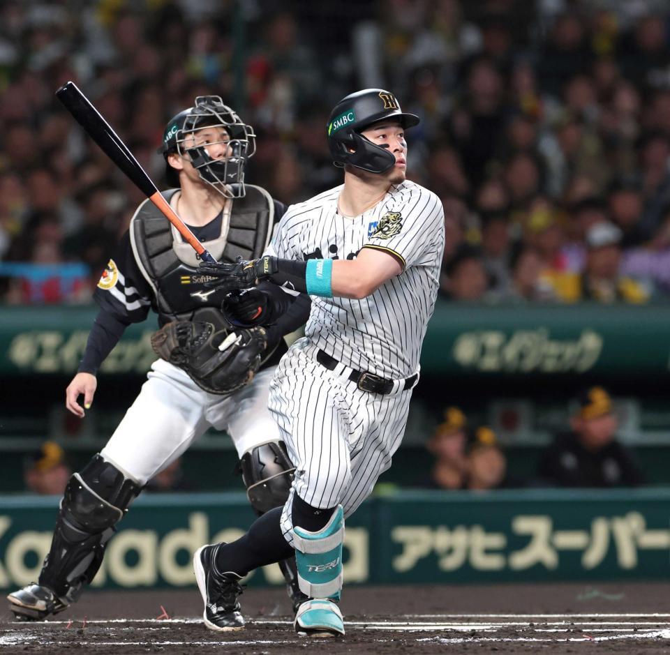 　１回、先制適時二塁打を放つ佐藤輝（撮影・金田祐二）