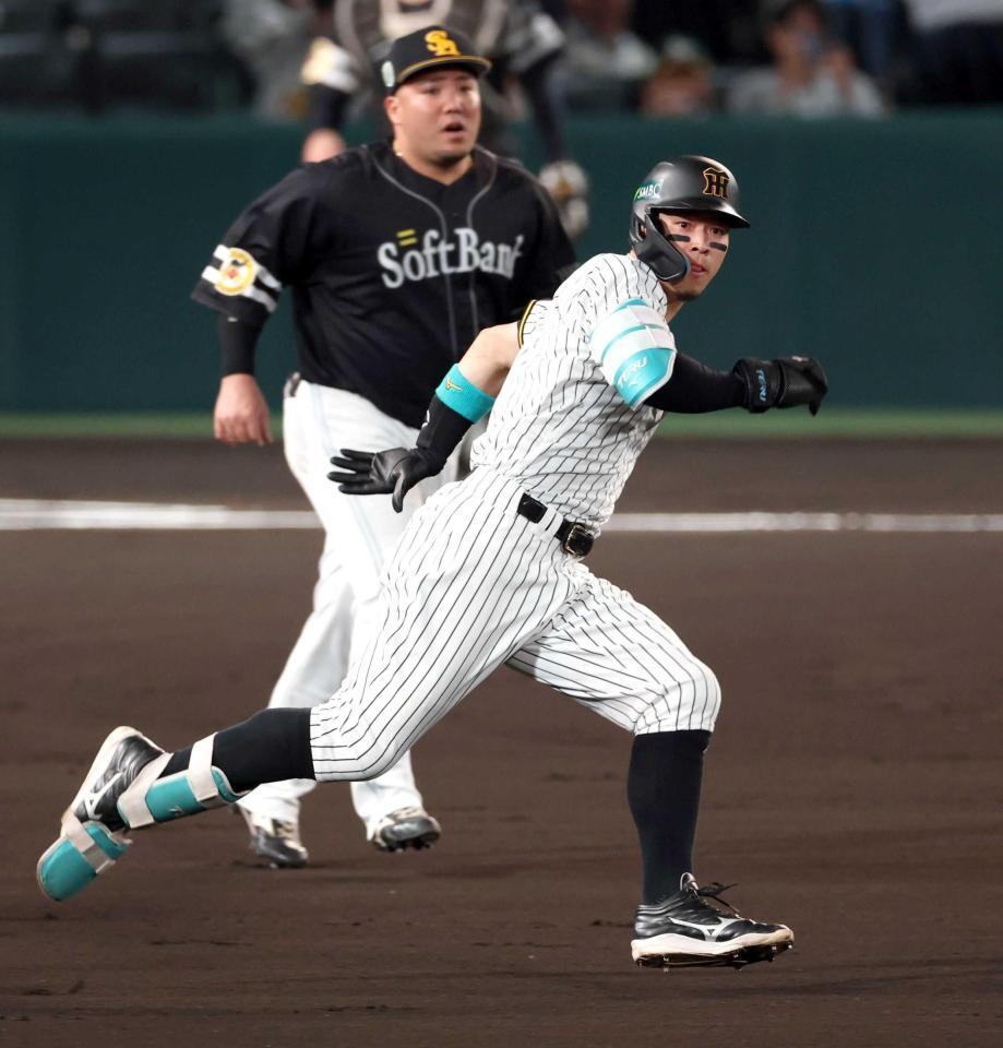 　１回、先制適時二塁打を放つ佐藤輝（撮影・金田祐二）