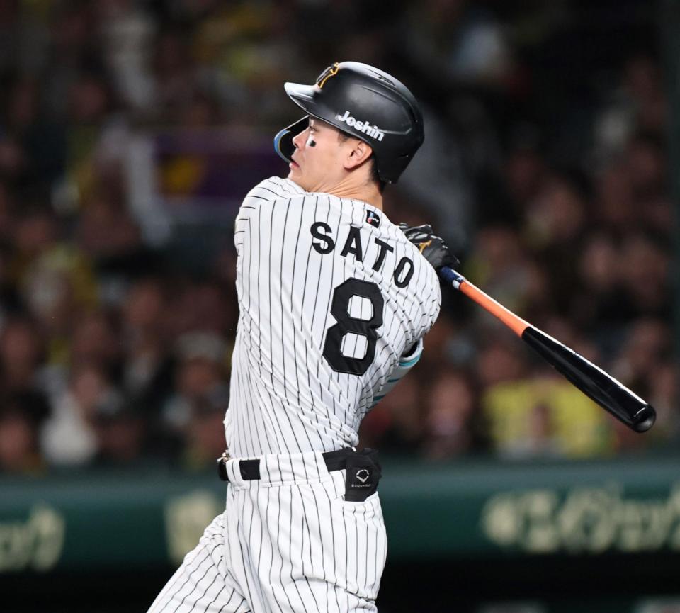 　１回、先制打を放つ佐藤輝（撮影・田中太一）