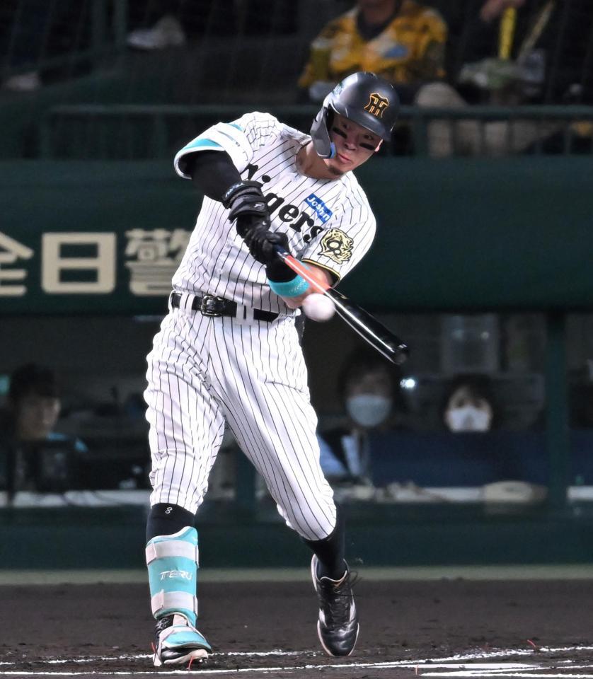 　１回、先制二塁打を放つ佐藤輝（撮影・飯室逸平）