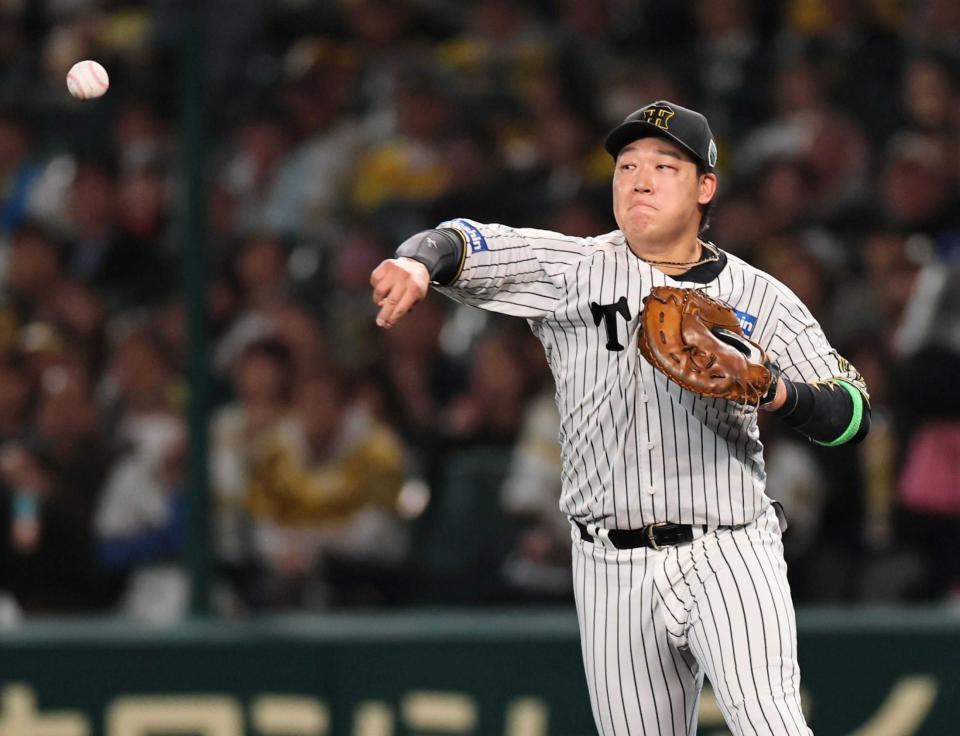 　５回、海野の打球を小幡竜平に送球する大山（撮影・田中太一）