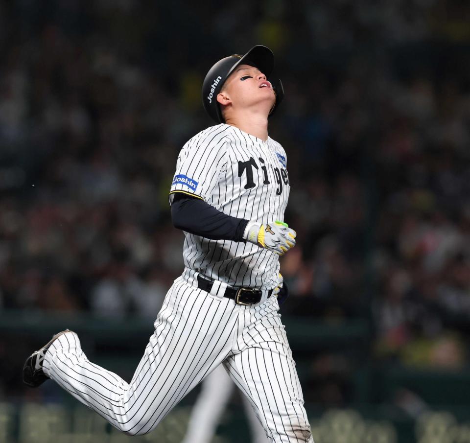 　９回、２死一、二塁の好機で森下は遊ゴロに倒れてゲームセット。天を仰ぐ（撮影・北村雅宏）