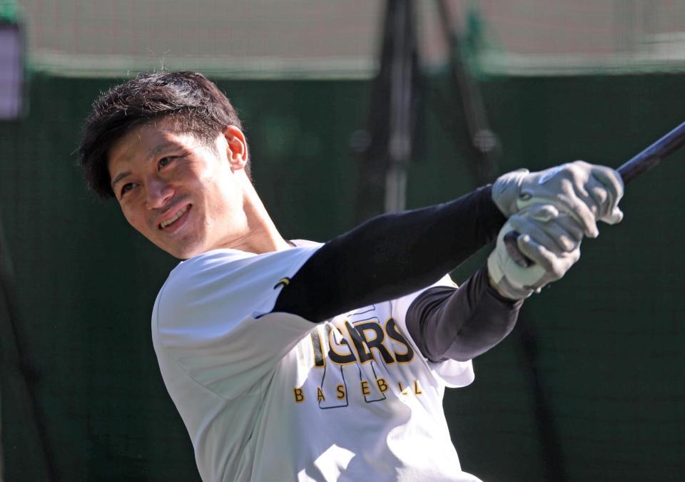　打撃練習する坂本（撮影・北村雅宏）