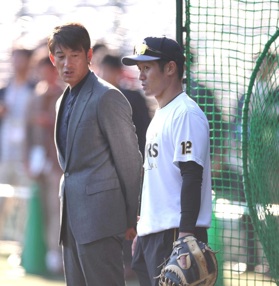 　練習中、能見篤史氏の話に耳を傾ける坂本（右）＝撮影・北村雅宏