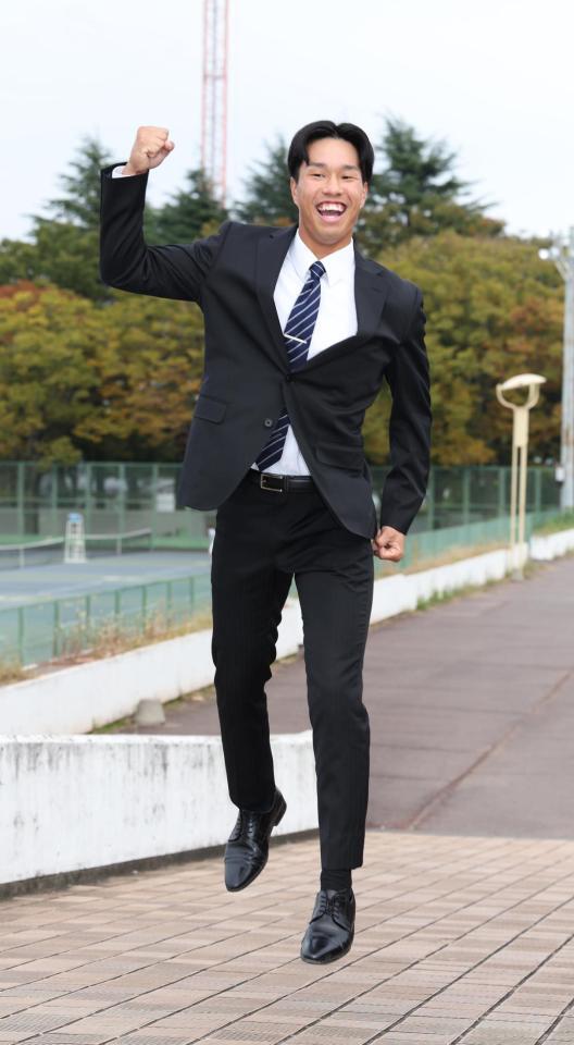 　指名あいさつ後、喜ぶ筑波大・岡城快生（撮影・佐々木彰尚）