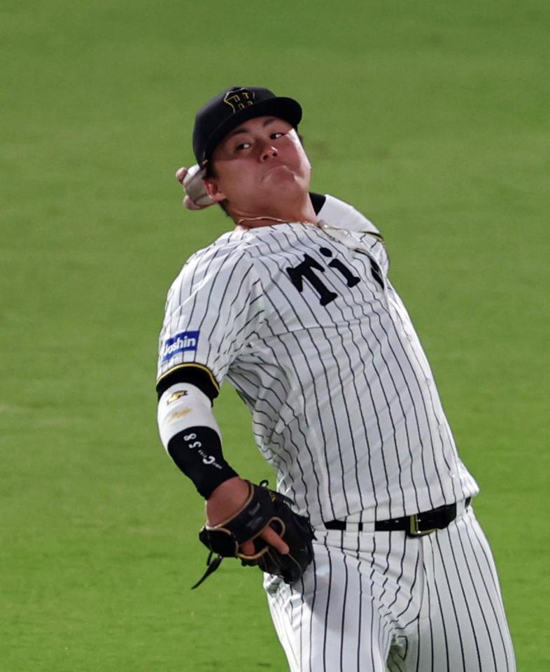 　試合前、ノックを受ける前川（撮影・山口登）