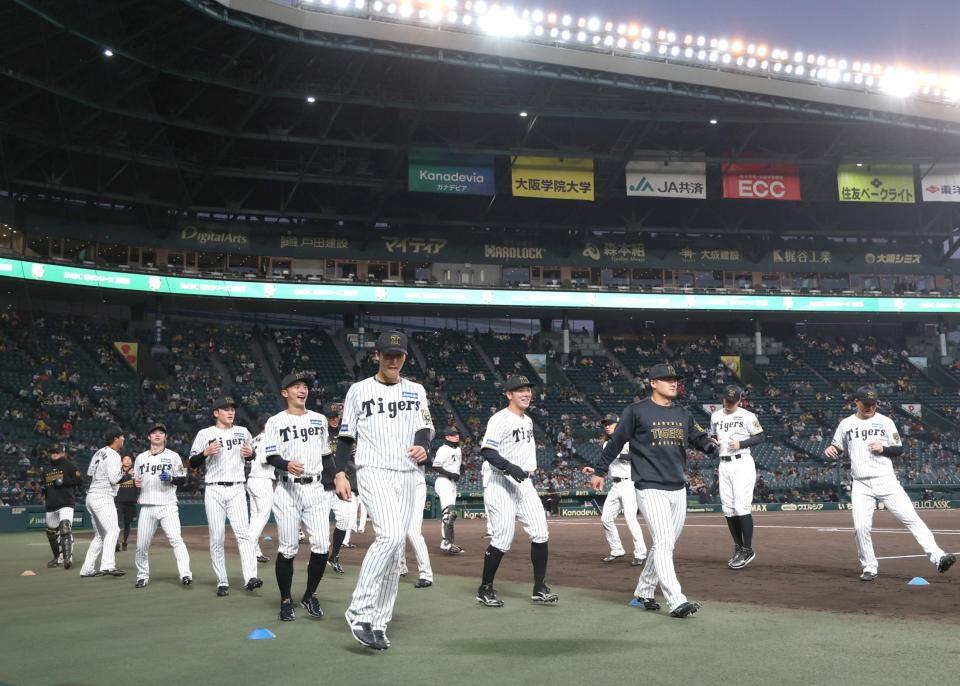 　ウオーミングアップする阪神ナイン（撮影・北村雅宏）