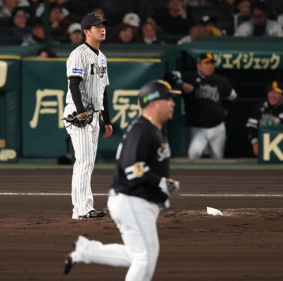 　２回、山川に先制ソロを浴びる高橋（撮影・金田祐二）