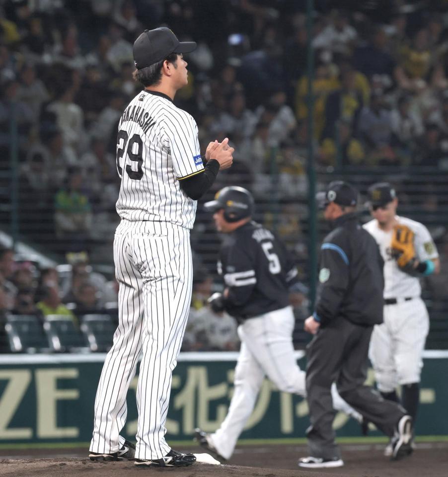 　２回、山川（奥）にソロを浴びた高橋（撮影・北村雅宏）