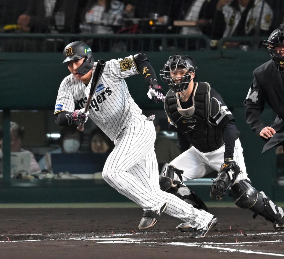 　２回、左前打を放つ大山（撮影・飯室逸平）