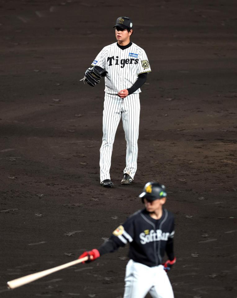 　５回、高橋は大津に四球を与える（撮影・山口登）