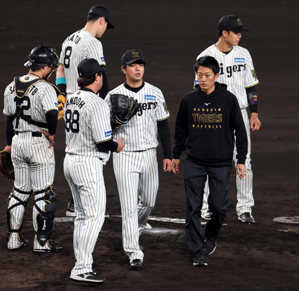 　５回、高橋は周東の打球が体に当たりベンチに戻る（撮影・山口登）