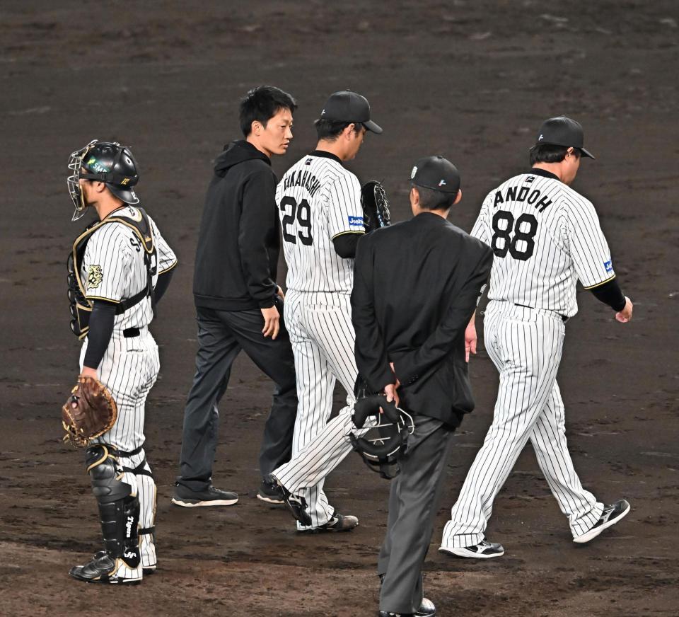 　５回途中、治療のためベンチ裏に下がり、そのまま降板となった高橋（中央）＝撮影・西田忠信