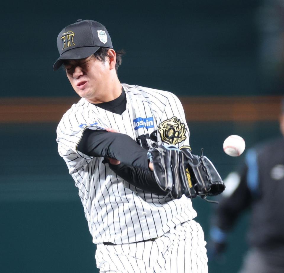 　５回、周東の打球が腕に当たった高橋（撮影・西岡正））