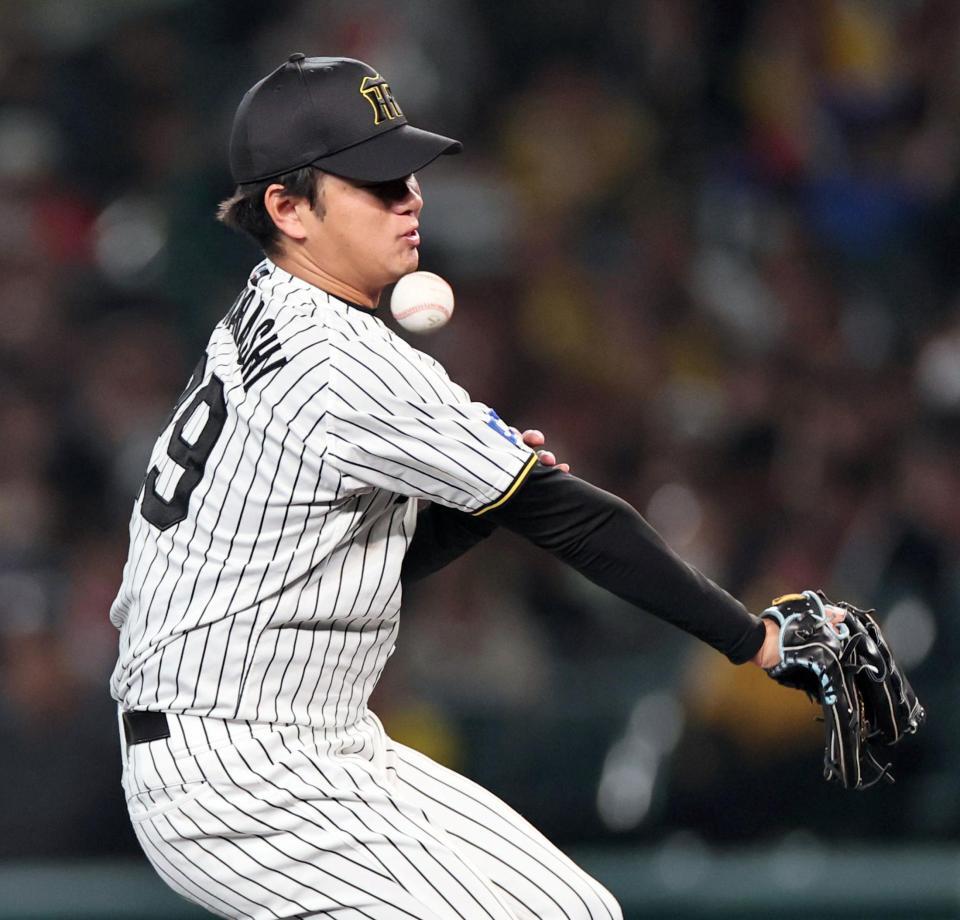 　５回、周東の打球を体で止める高橋（撮影・田中太一）