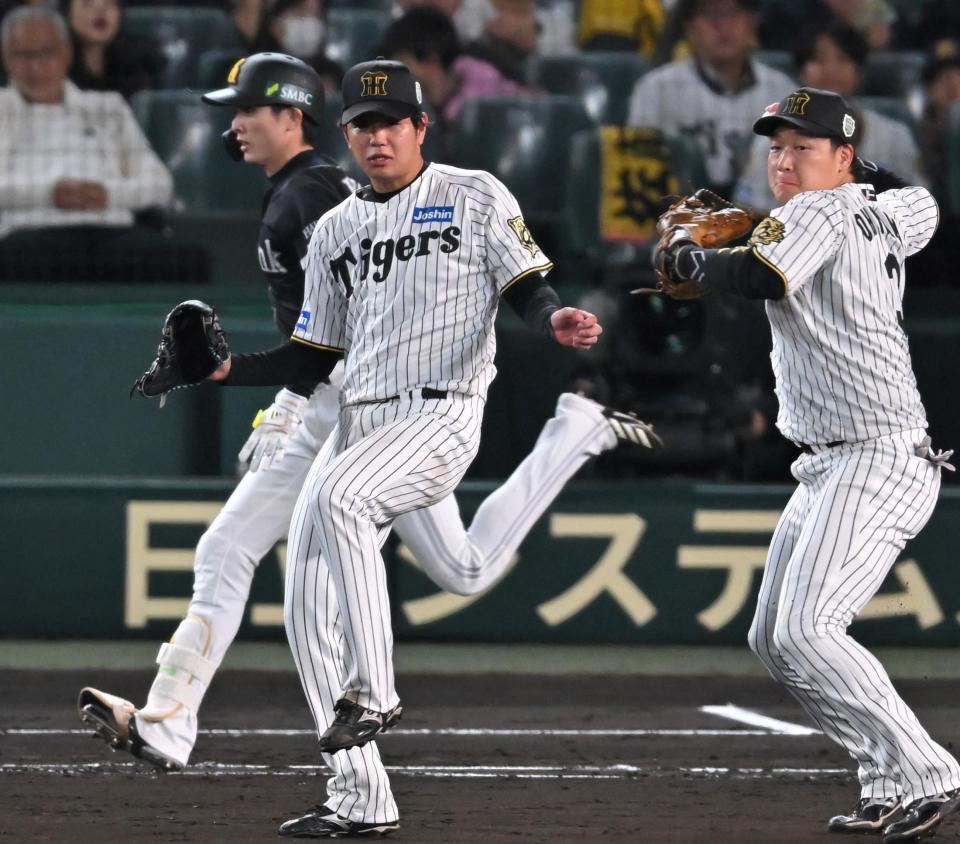 　５回、周東に内野安打を許す高橋（撮影・飯室逸平）