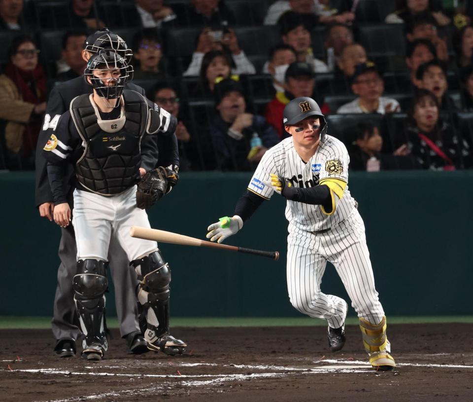 　６回、右前打を放つ森下（撮影・金田祐二）